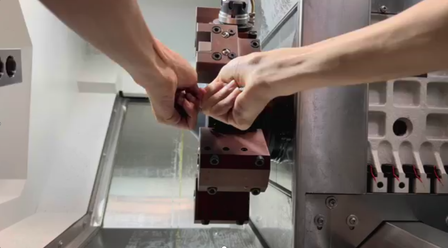 为保障购买车铣复合产品的客户设备稳定运行，特此告知刀塔排油保养维护操作步骤。